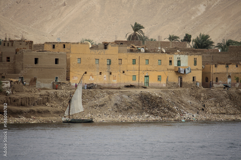 Falukke auf dem Nil vor einer kleinen Ortschaft