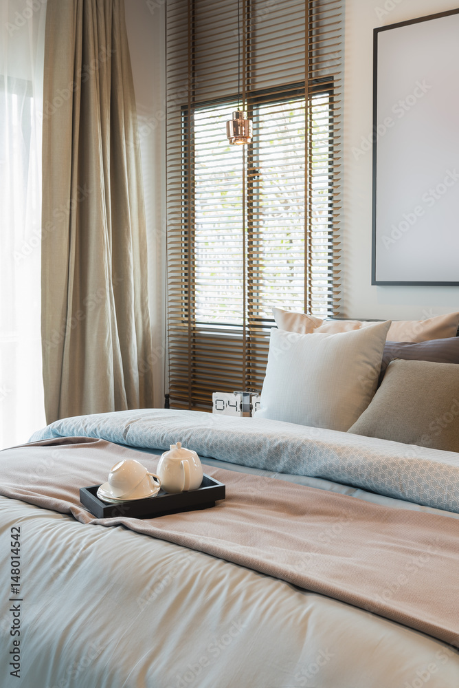 Φωτογραφία king bed size with set of pillws and set of tea on tray in classic bedroom style