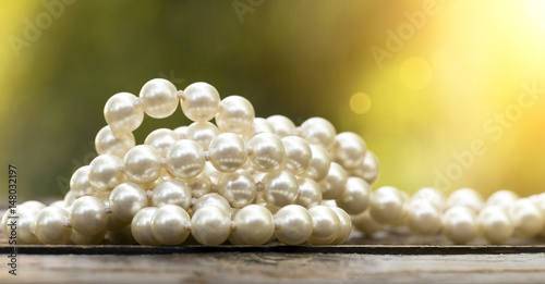 Website banner of white pearls jewelry