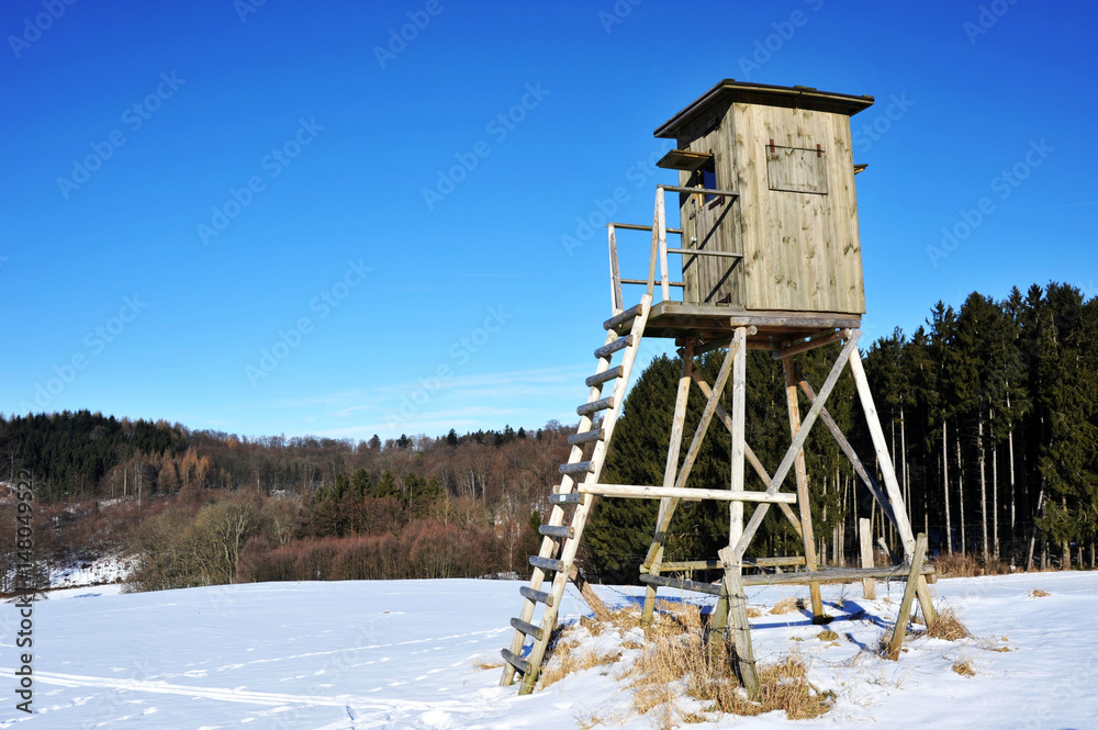 Hochsitz im Odenwald im Winter, Hessen, Deutschland Hochsitz im Odenwald im Winter, Hessen, Deutschland