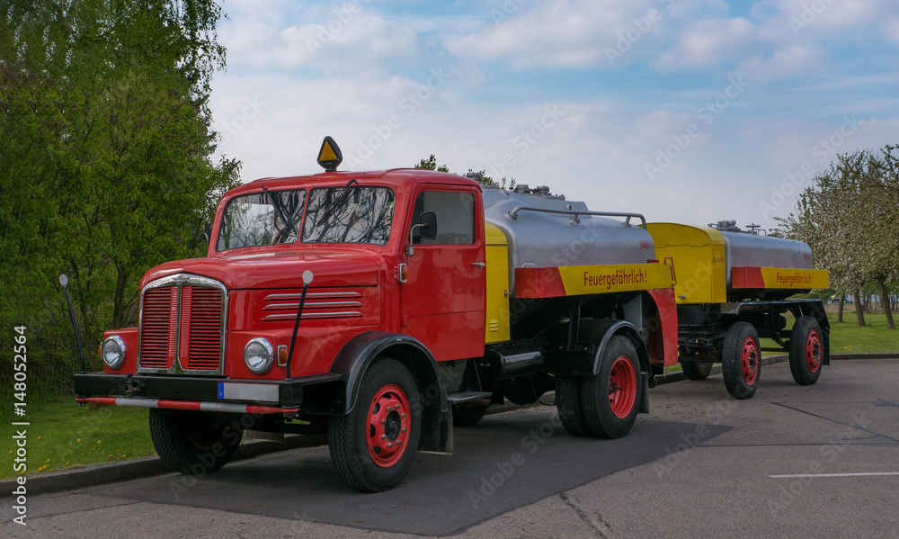 altes feuerwehrauto, feuerwehr, tankwagen oldtimer