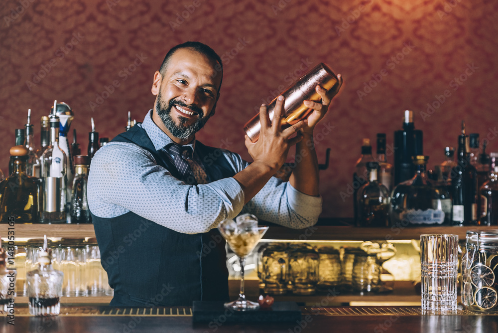 Barman is making cocktail at night club. - obrazy, fototapety, plakaty 