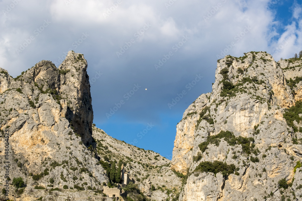 Vue sur les rochers de Moustiers-Sainte-Marie. L'etoile de Moustier. Vue sur les rochers de Moustiers-Sainte-Marie. L'etoile de Moustier.