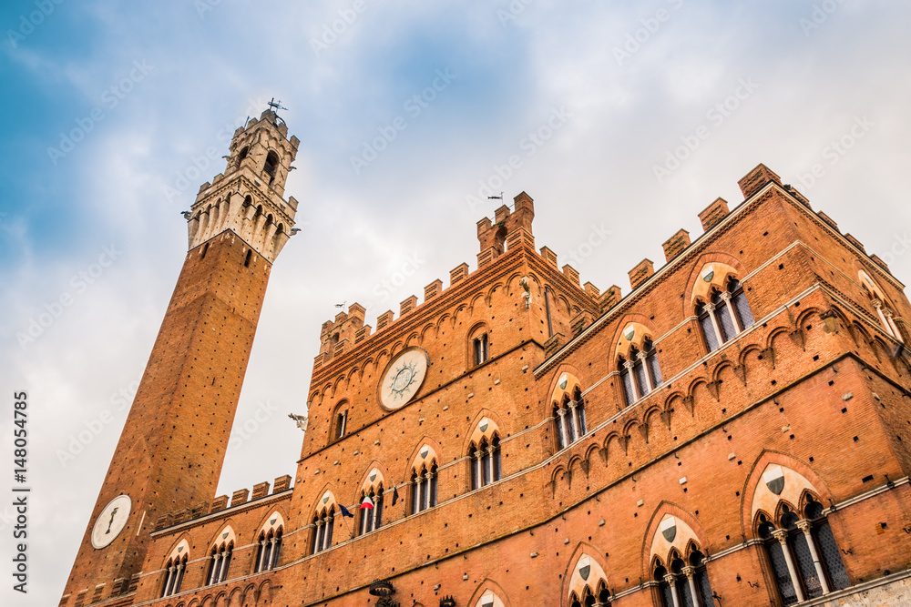 Fototapeta premium La Torre del Mangia sur la Piazza del Campo à Sienne en Toscane