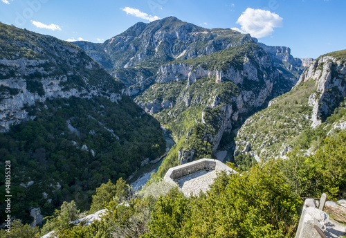 Vue sur les Gorges du Verdon et les balcons de la Mescla. Provence. France. photo