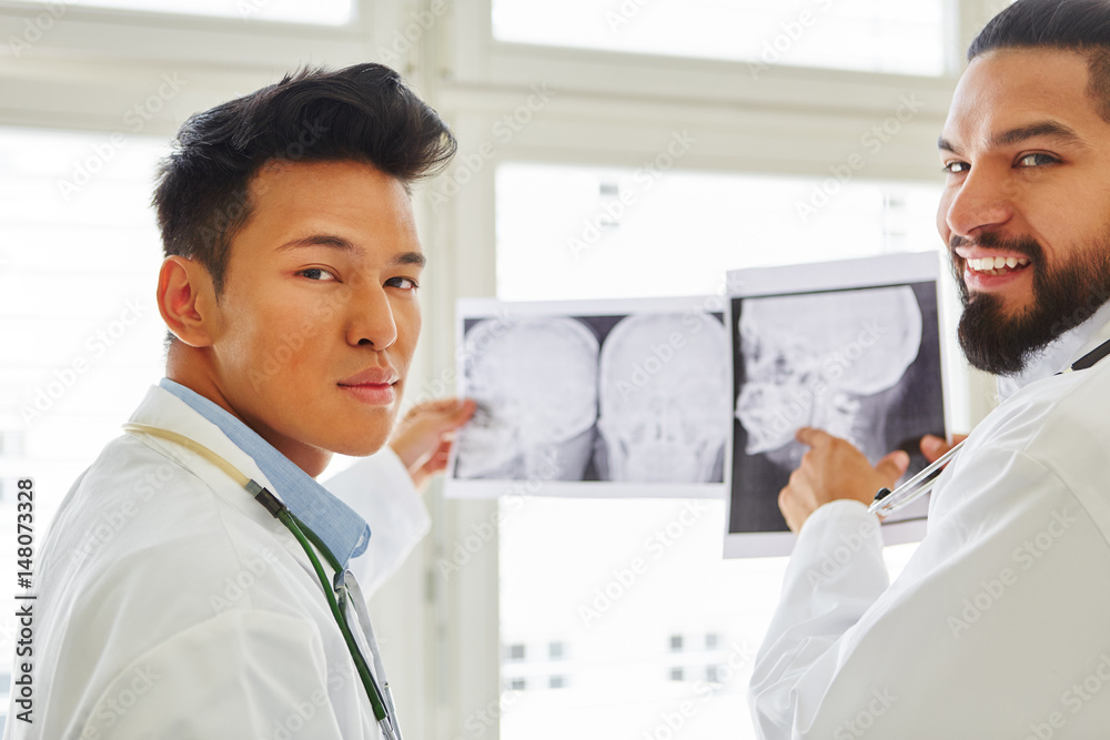 Zwei kompetente Ärzte als Radiologen