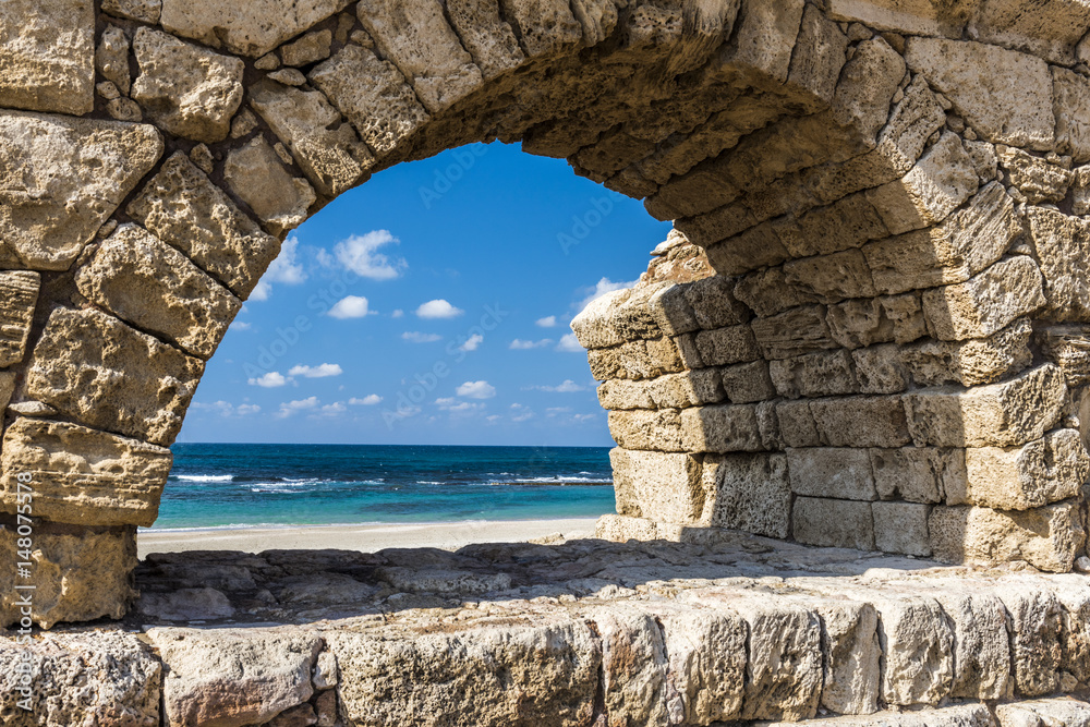 Море и каменная арка