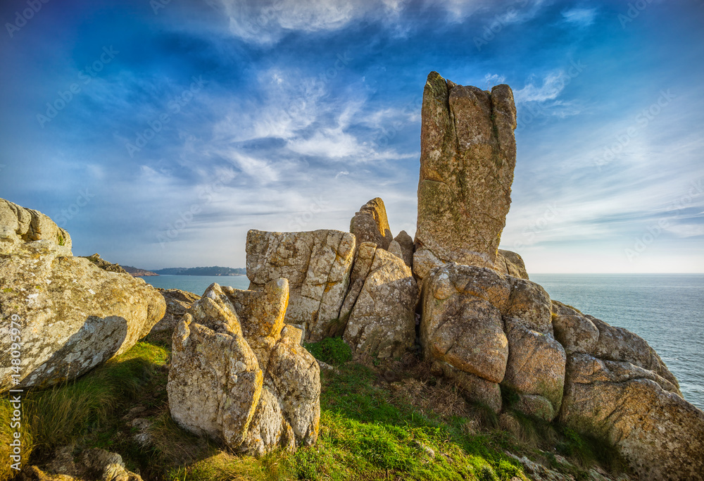 Bretagne le rocher Doigt de Dieu près de Port Manec'h en Finistère – Bretagne der Felsen „Doigt de Dieu“ bei Port Manech in Finistère