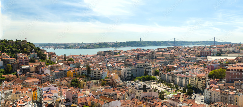 Obraz premium Panorama on Lisbon city with river in background and old historic castle andarchitecture 