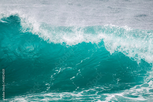 Wellen im türkisen Wasser der Keokea Bay an der Nordküste von Big Island, Hawaii, USA.