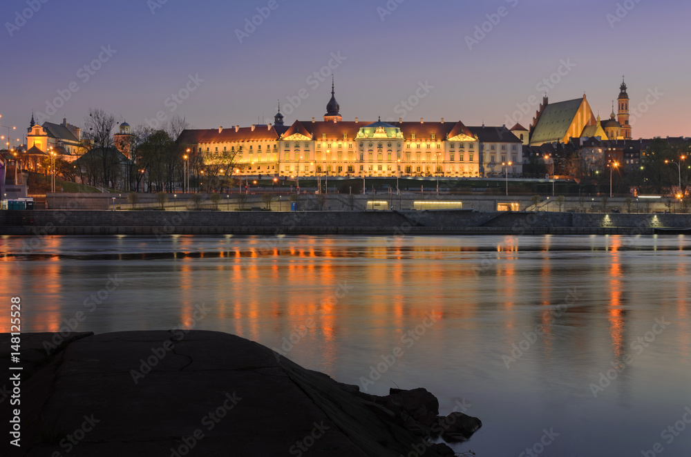 Fototapeta premium Old Town, Royal Castle at night in Warsaw, Poland. View from Vistula river.