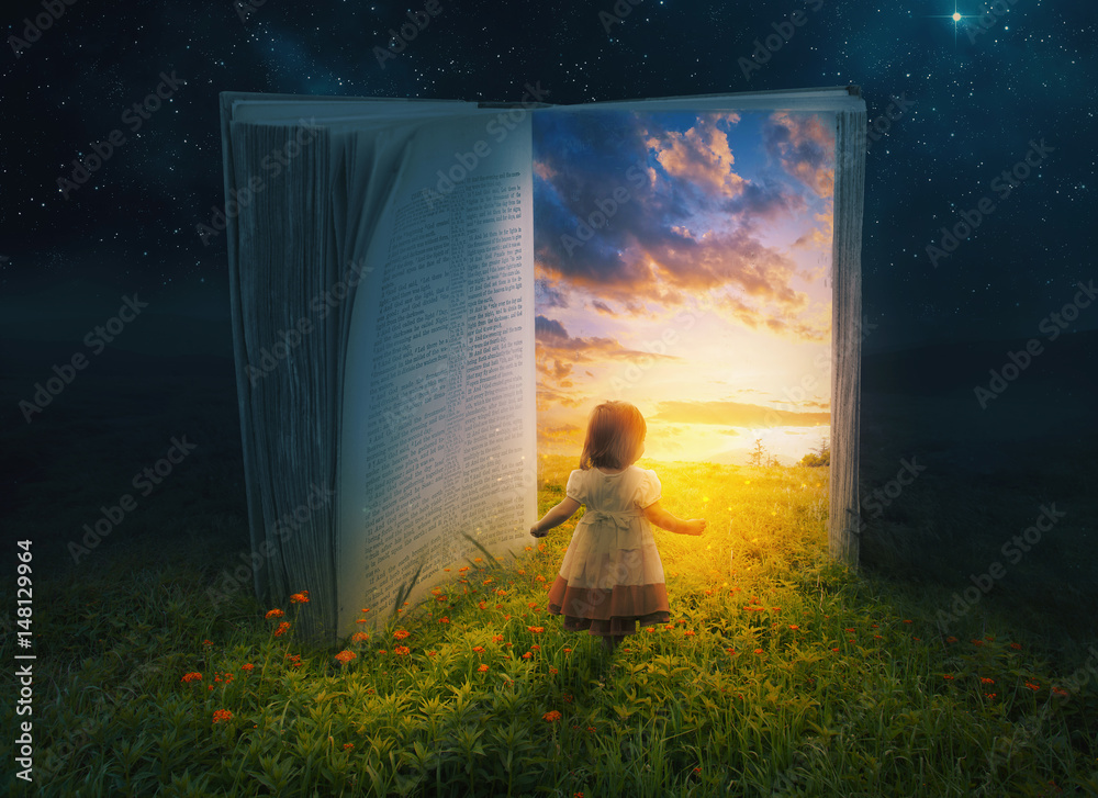 Fototapeta premium Mała dziewczynka i otwarta książka