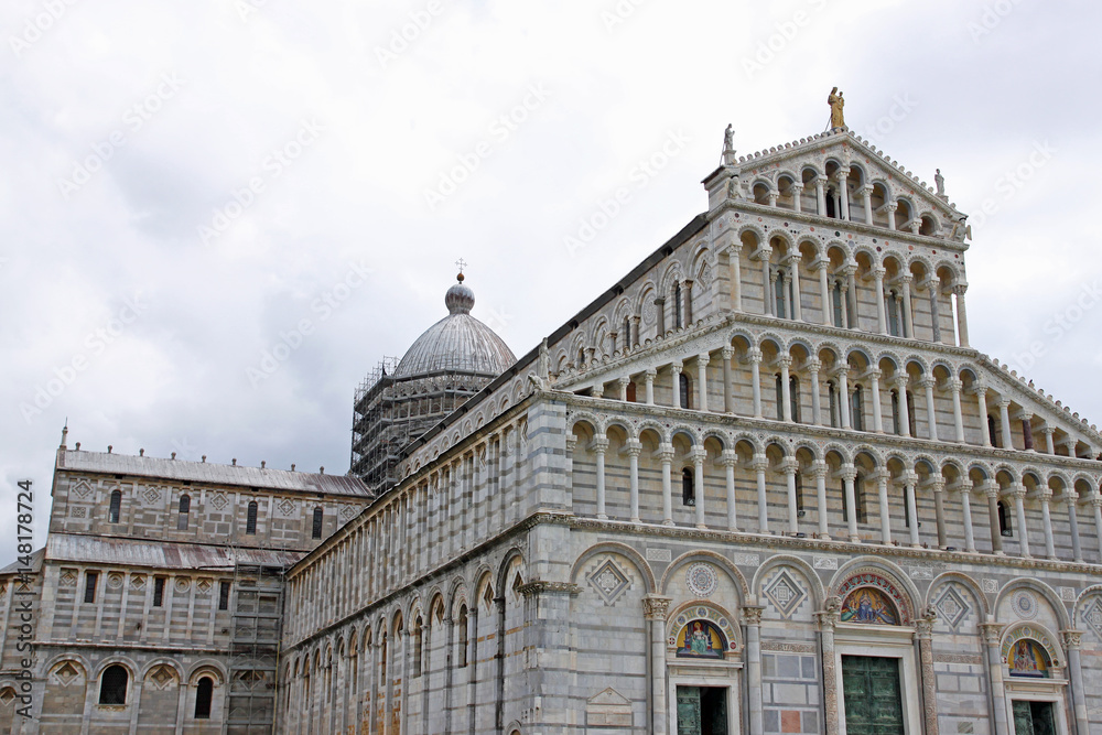  Piazza dei miracoli, with the Basilica and the leaning tower. Pisa, Italy 