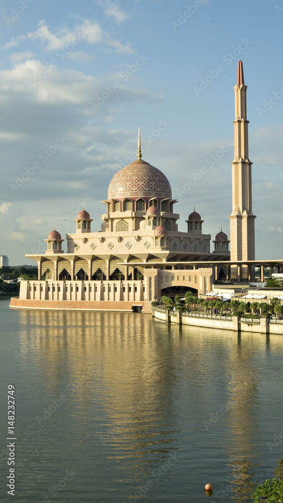 Naklejka premium Putra Mosque located in Putrajaya city, Malaysia