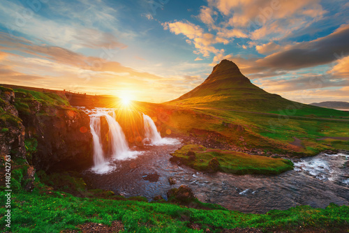 Fototapeta Naklejka Na Ścianę i Meble -  Colorful sunrise on Kirkjufellsfoss waterfall