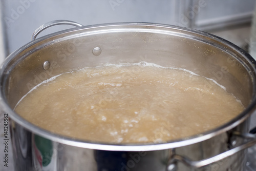 Εκτύπωση καμβά Boiling Wort for Home Brewed Pale Ale.