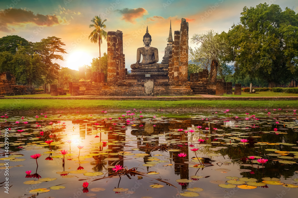 Naklejka premium Wat Mahathat Temple in the precinct of Sukhothai Historical Park, a UNESCO World Heritage Site in Thailand