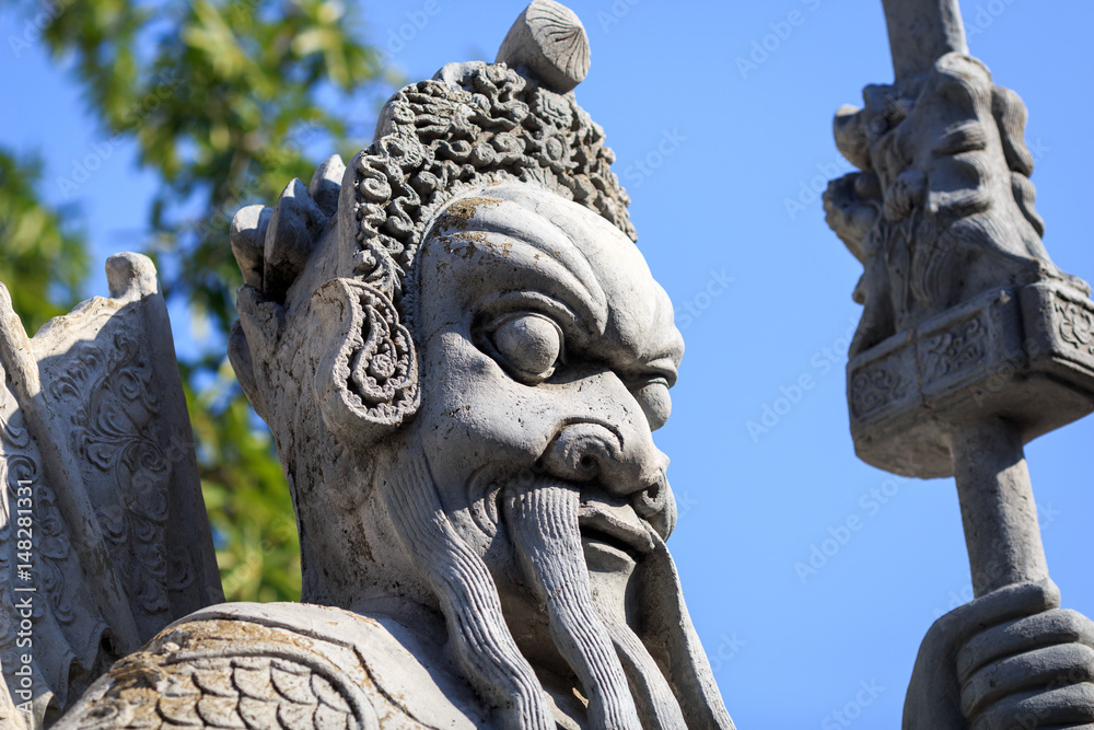 statue en pierre dans un temple en Thailande 