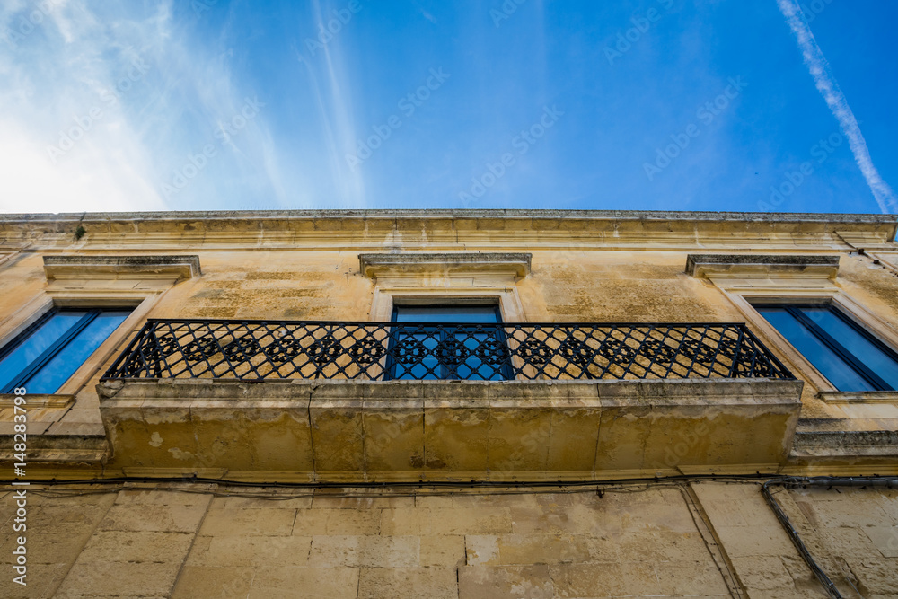 Balkon von unten in Lecce, in Apulien, Italien