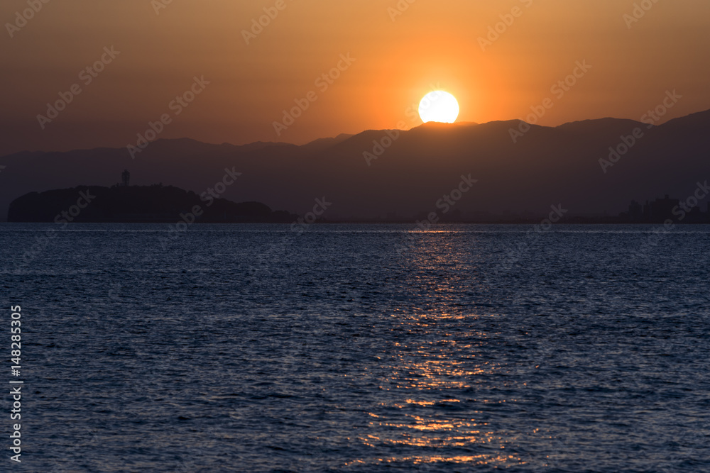 夕日　シルエット　海