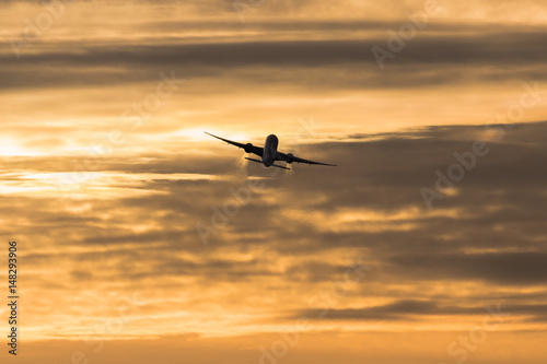 Cargo Maschine fliegt in den Sonnenuntergang © WWW.JET-PIX.DE