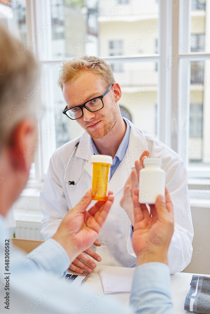 Ein Arzt Gibt Dir 3 Tabletten Und Sagt Arzt gibt Patient Tabletten Stock Photo | Adobe Stock