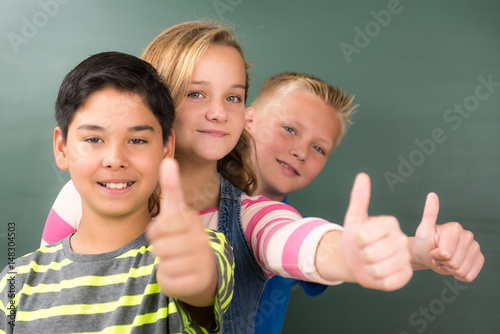 erfolgreiche schüler zeigen daumen hoch