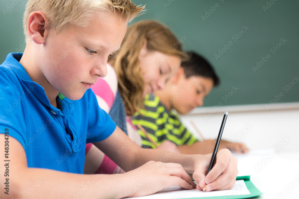 schüler schreiben eine klassenarbeit schüler schreiben eine klassenarbeit