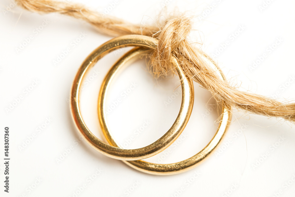 Anillos de boda de oro sobre fondo blanco aislado. Vista superior Anillos de boda de oro sobre fondo blanco aislado. Vista superior