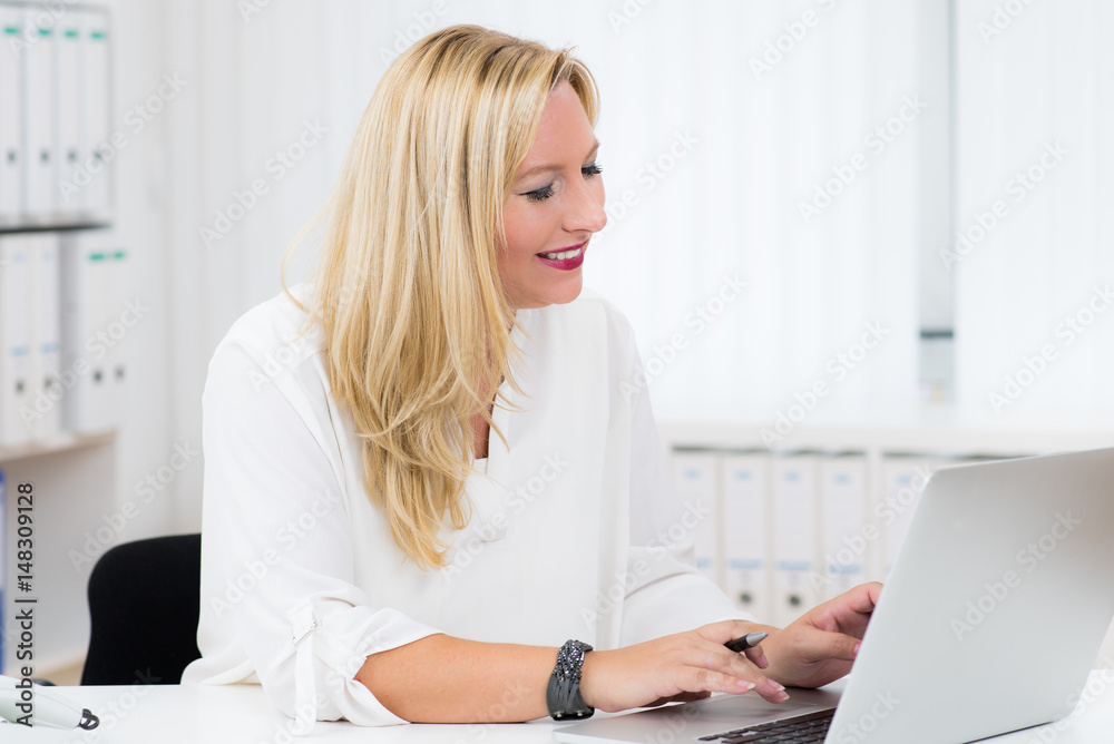 angestellte schreibt am notebook angestellte schreibt am notebook