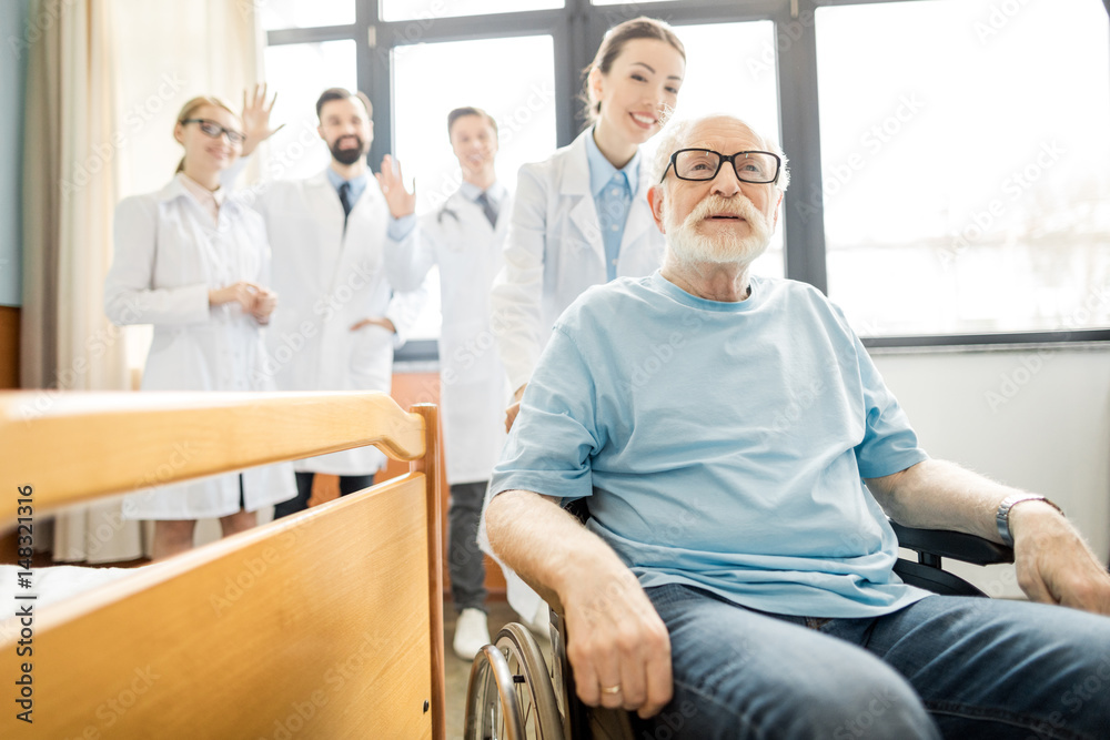 Fototapeta premium Lekarze i starszy pacjent