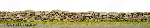 Panorama einer unregelmäßigen Gartenmauer als Trockenmauer aus Bruchstein - Panorama of a beautiful garden wall as a natural stone wall made of irregular broken granite stones 