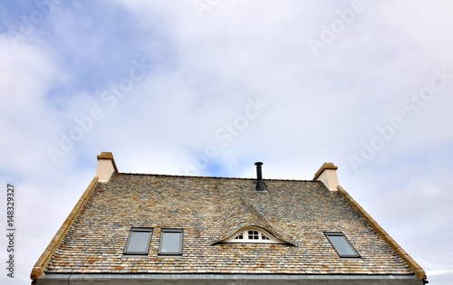 Jolie toiture aux belles ardoises d'une maison en Bretagne