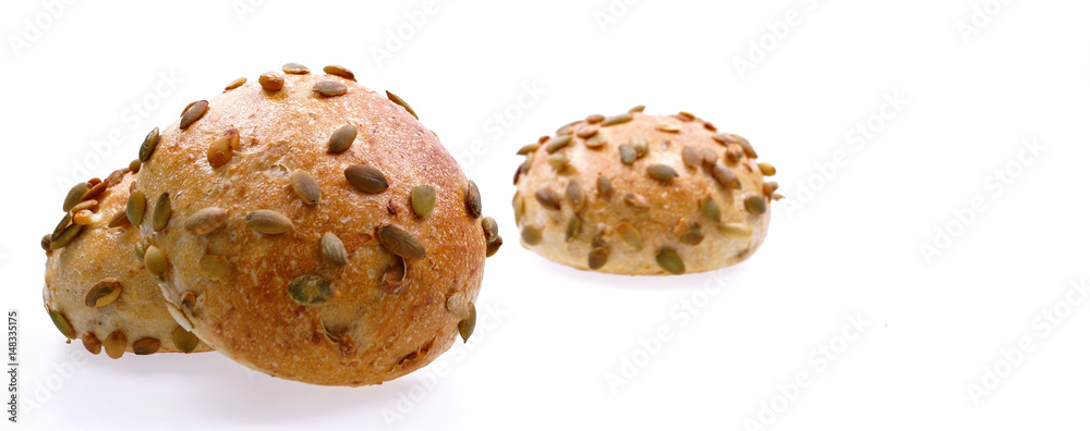 Kürbiskernbrötchen auf weißem Hintergrund im Panorama Kürbiskernbrötchen auf weißem Hintergrund im Panorama