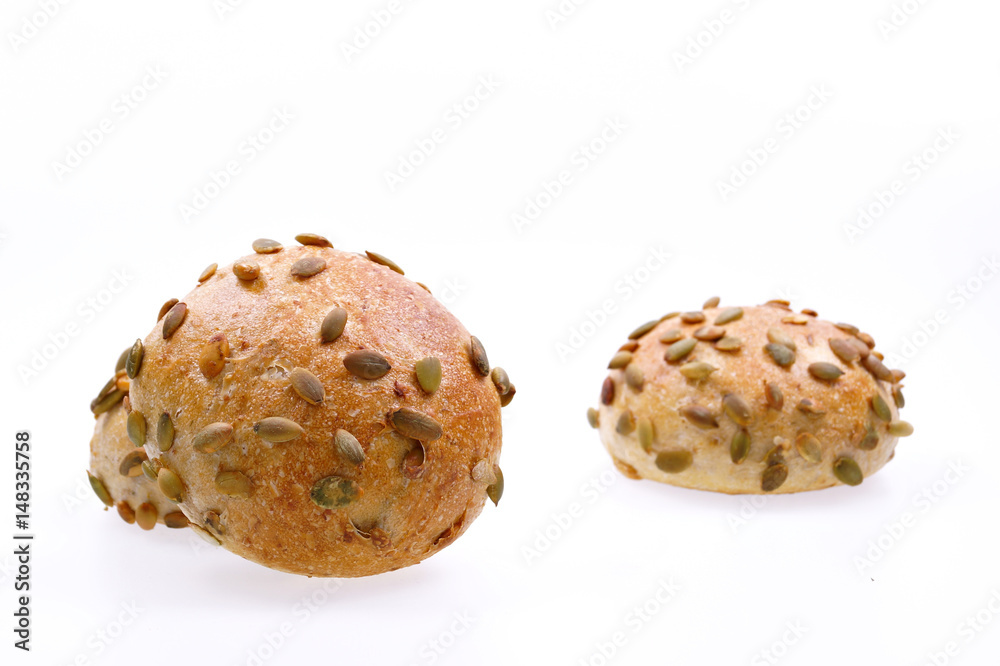 Kürbiskernbrötchen auf weißem Hintergrund Kürbiskernbrötchen auf weißem Hintergrund