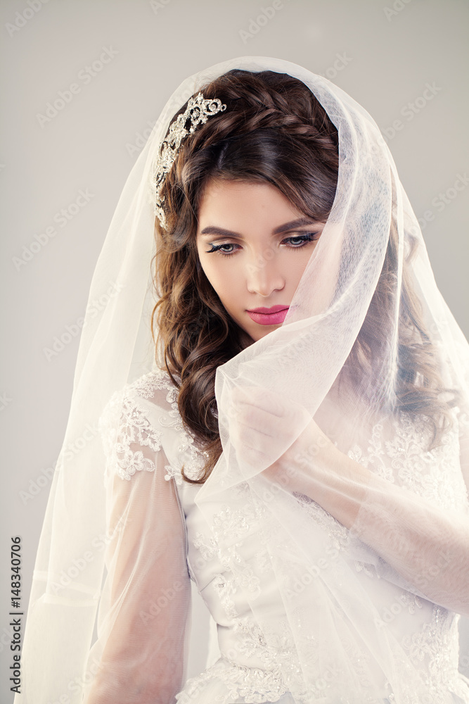 Beautiful Bride. Wedding Hairstyle and Makeup foto de Stock | Adobe Stock