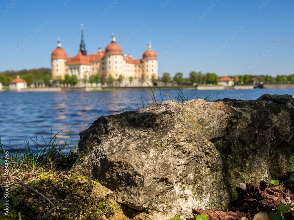 Felsen am Ufer von Schloss Moritzburg
