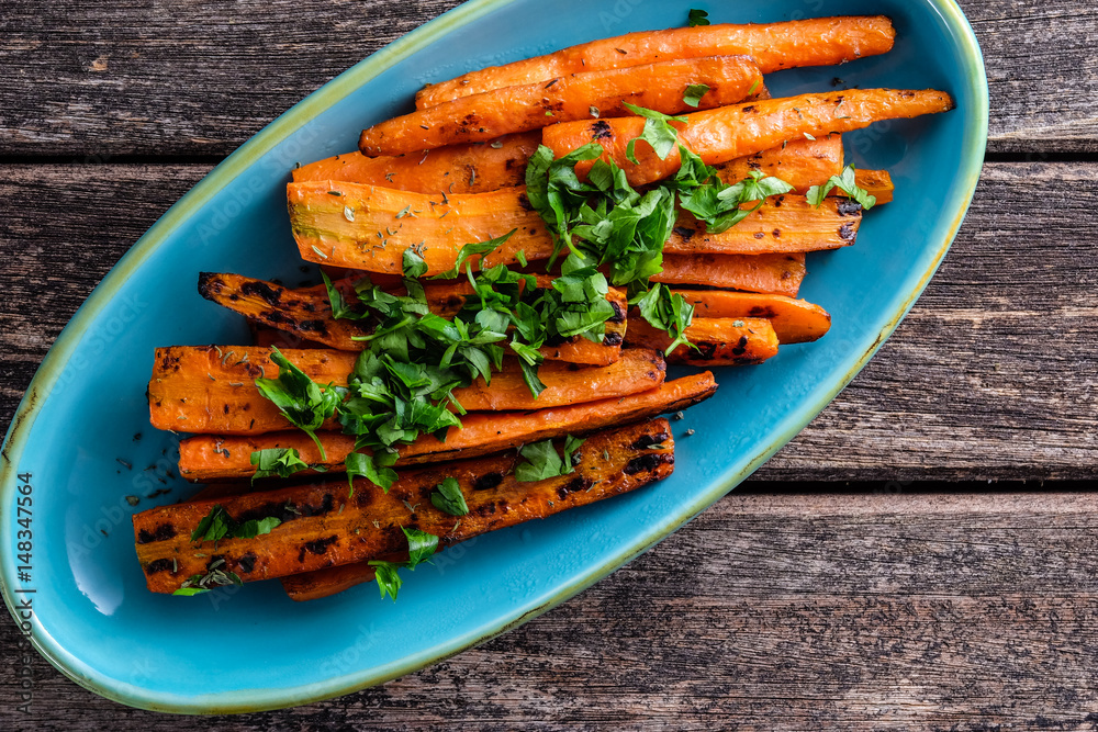 Gegrillte Karotten Möhren in einer blauen Schale Photos | Adobe Stock