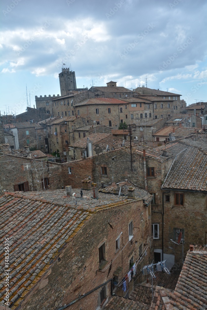 Über den Dächern von der alten Stadt Volterra in Italien
