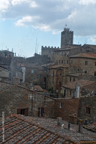 Über den Dächern von der alten Stadt Volterra in Italien
