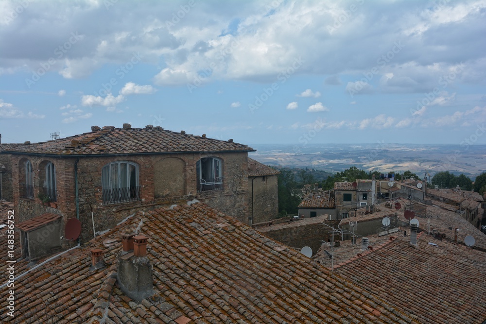 Über den Dächern von der alten Stadt Volterra in Italien