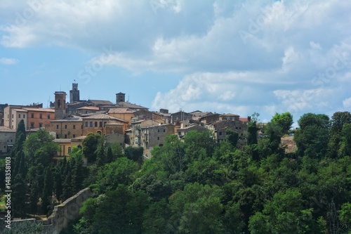 Blick auf ein Stadtteil der alten Stadt Volterra in Italien