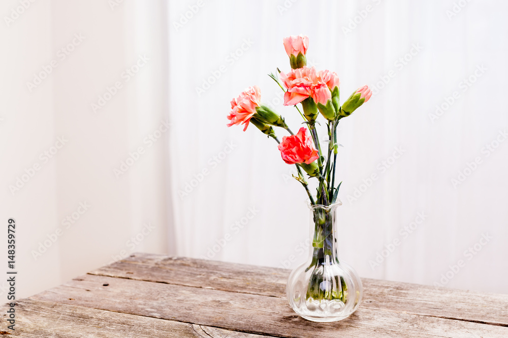 orange blommor i glas vas på trä bordet med utrymme för egen text orange blommor i glas vas på trä bordet med utrymme för egen text