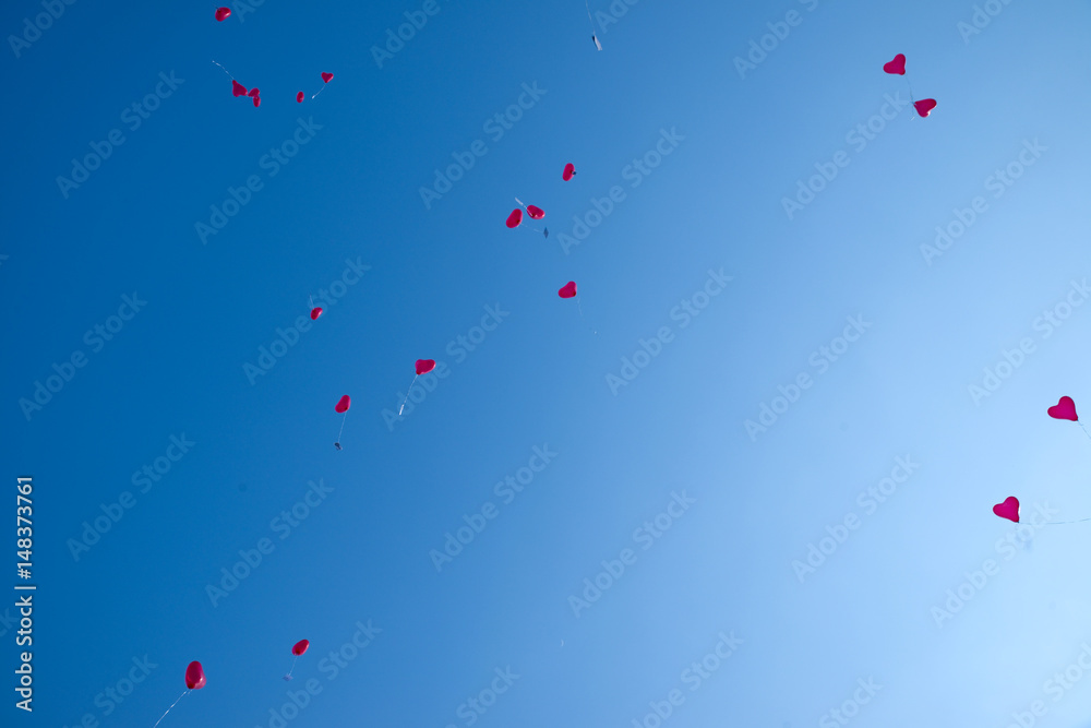Himmel mit Luftballons in herzform 