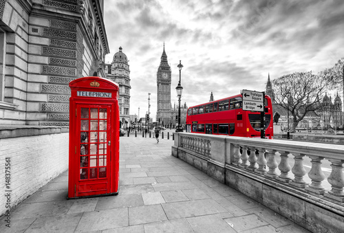 Naklejka na biurko Londyńska czerwona budka telefoniczna i wieża zegarowa Big Ben