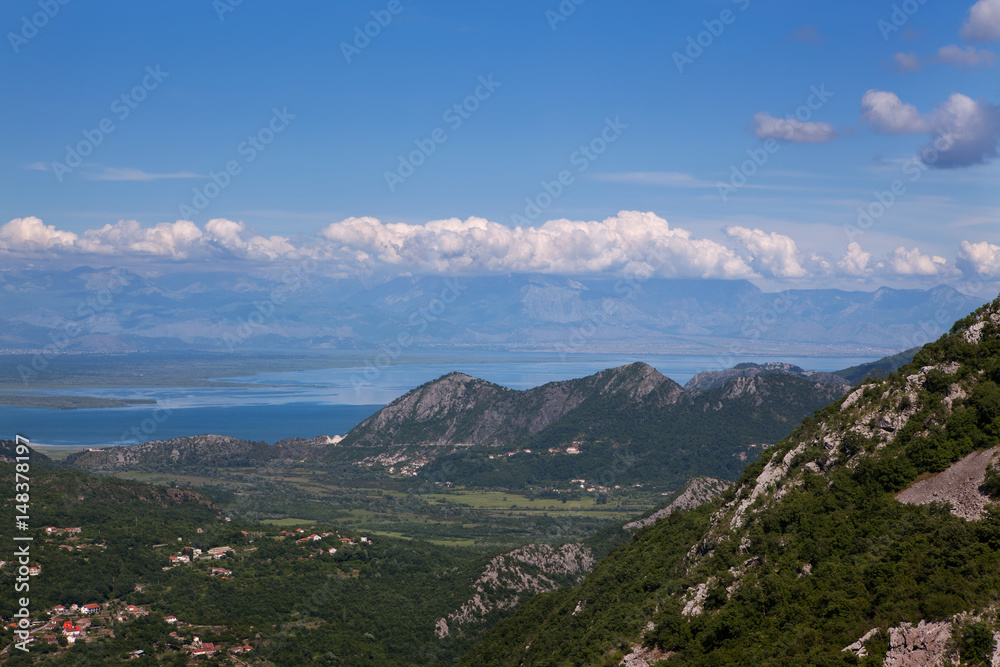 Вид на Скадарское озеро и его окрестности. Черногория.