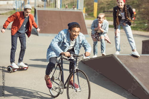 Schilderij op canvas stylish teenagers spending time in skateboard park, teenagers having fun concept