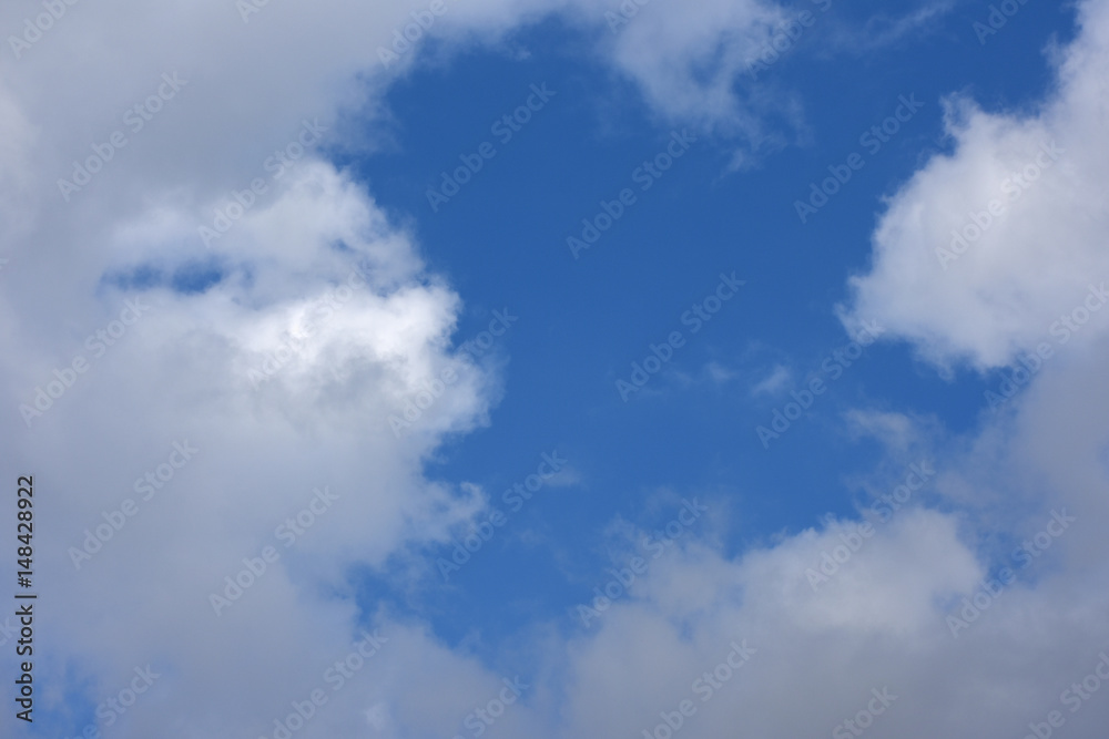 雲間に広がる青空「空想・青空を見つめる雲のモンスターたち」（見守る、見つめる、夢、未来、成功、エックス、ｘ、可能性などの前向きのイメージ）青空の掲示板、青空や雲に文字入れスペース