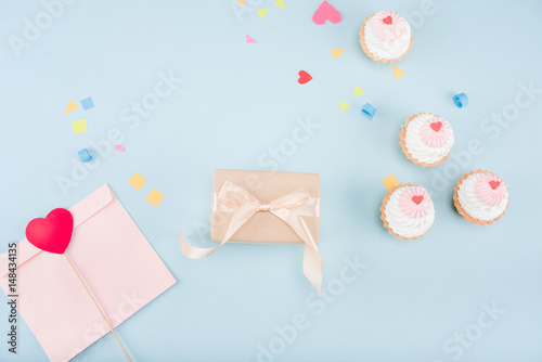 top view of cakes and gift box with ribbon mock-up, birthday party