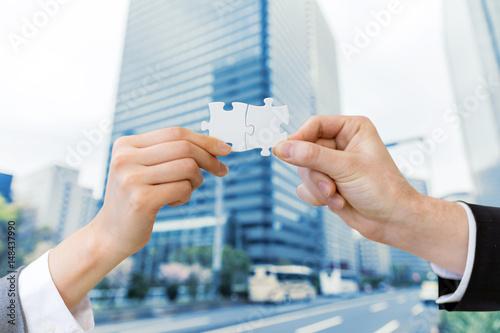 Canvas Print man and woman hand holding jigsaw puzzles, business matching concept